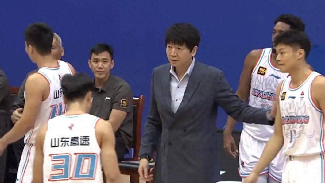 九游app-关于今晨山东男篮调整名单以备NBA季后赛，队长鼓劲环节打磨，悬念犹存，资深球员宣示担当的信息